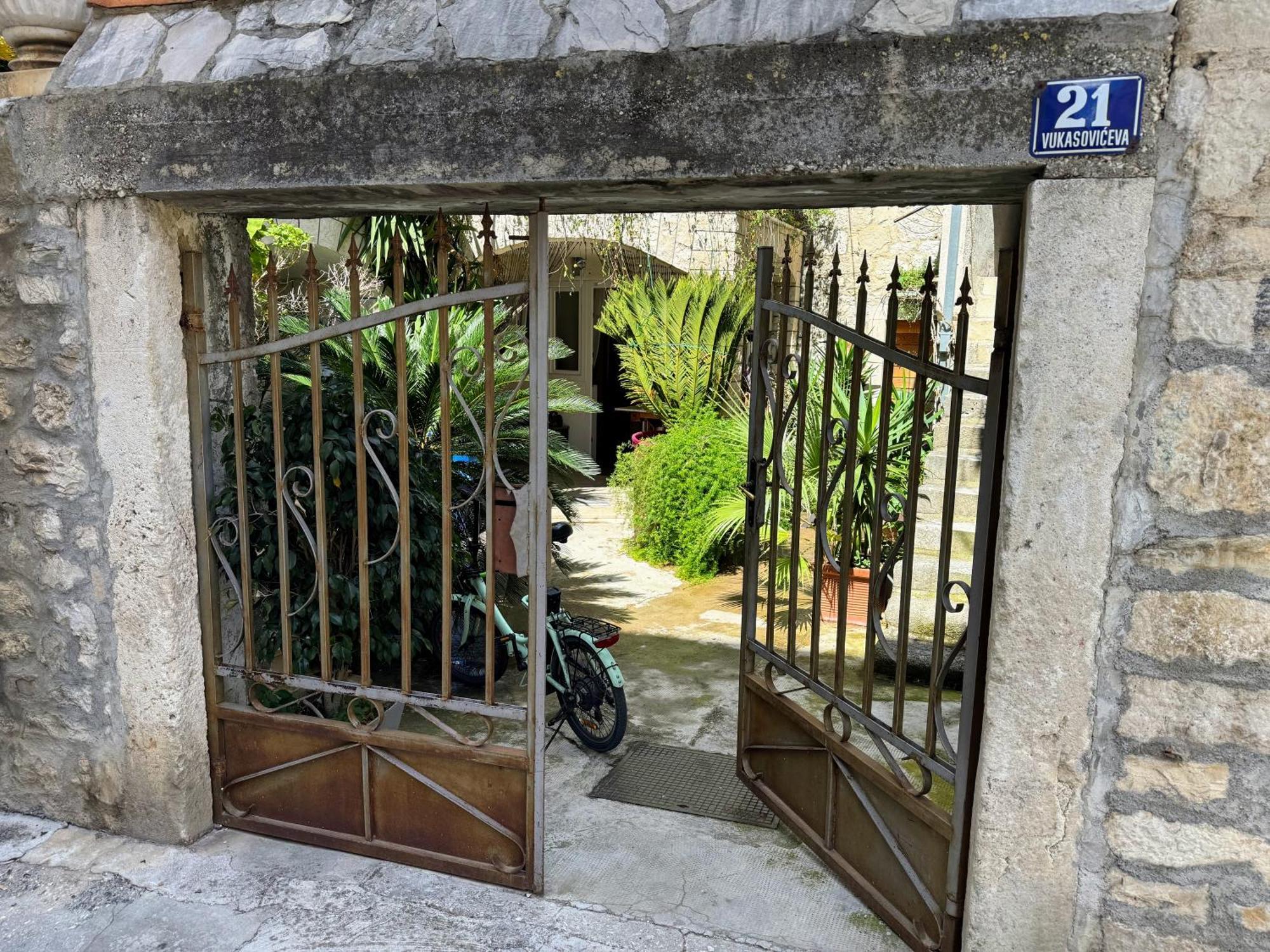 Grgur Studio Apartments Split Bagian luar foto